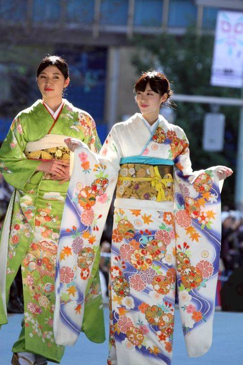 日本和服文化報你知 外觀超美其實穿法繁雜又不舒服 就連領子方向也有不同意思 想穿和服的你一定要注意 日本集合