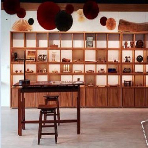 臺南 家具產業博物館優惠套票內含《型榫雕磨》登台高凳 + 木刀叉地址：臺南市仁德區二仁路一段321號 電話：06-2661193營業時間：週二至週日〈週一休館〉10：00 – 17：00〈最後入館時間