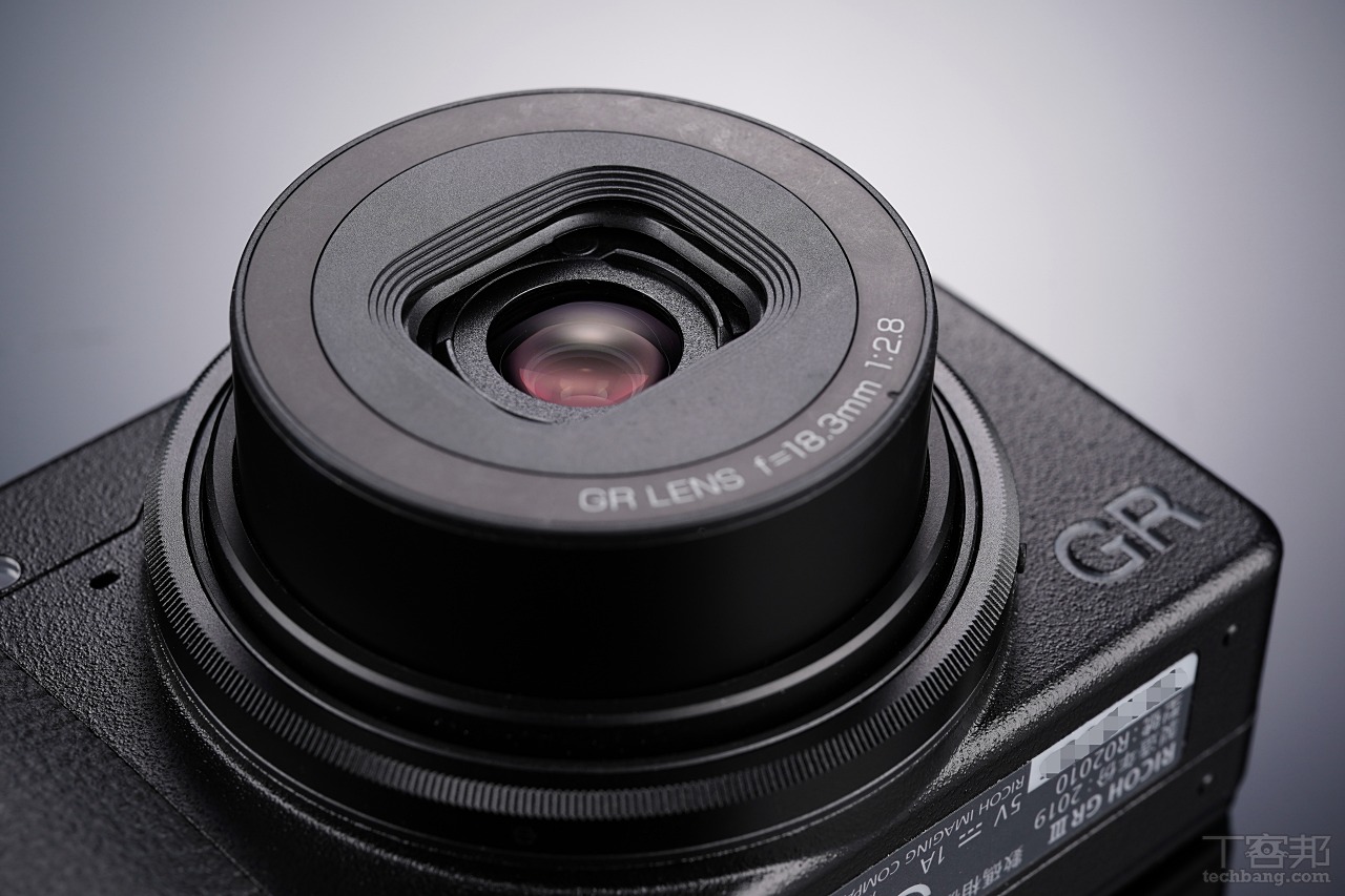 GR3 採用等效 28mm F2.8 鏡頭，鏡組重新設計使得近拍功能更強。