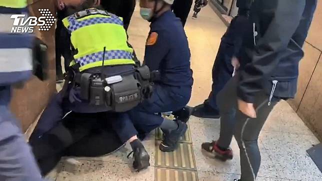 KTV騎樓擦撞爆衝突！　女嗆警遭大外割壓制