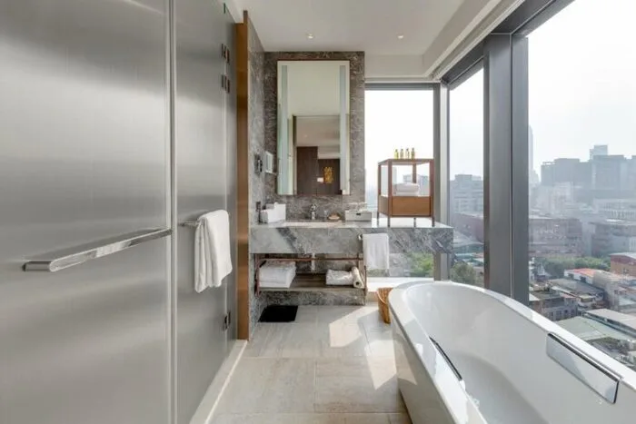 近期捷運中山站周邊被評選為台北新興最好逛的文青街區，入住九昱希爾頓逸林可以充分體驗中山區魅力，距離中山站僅需3分鐘步程，步行即可至當代藝術館、林森公園與條通商圈。最受好評的還有部分房型的絕佳景致，舒適寬敞的起居空間與額外迎賓禮遇，讓旅程留下更深刻的回憶。