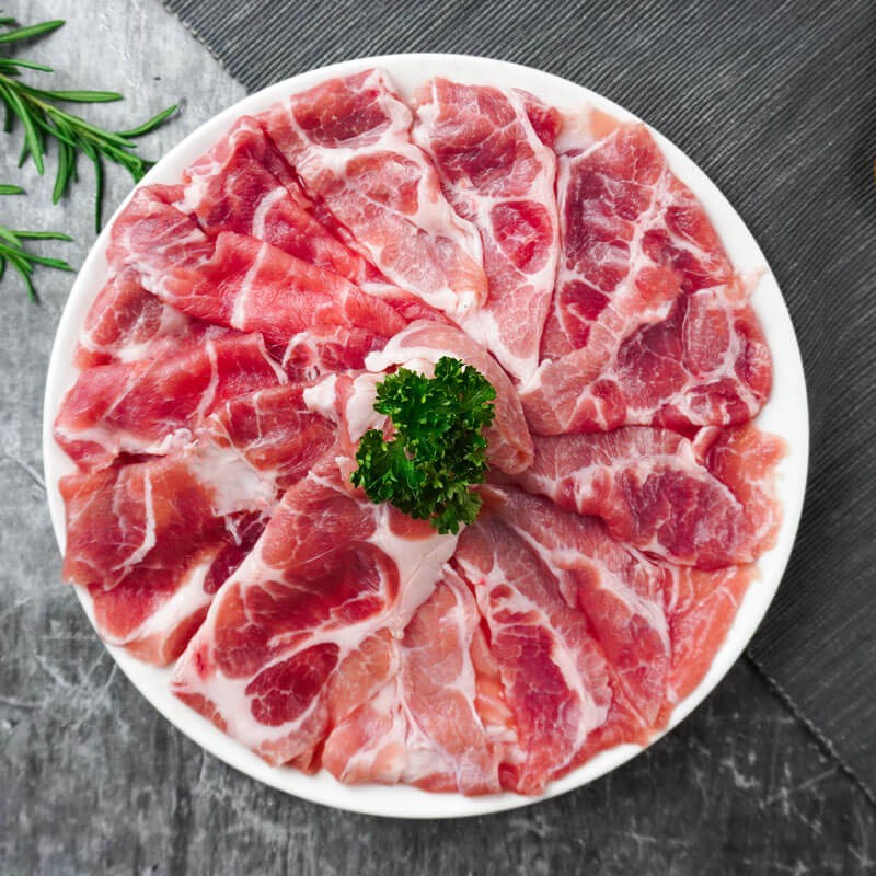 梅花豬火鍋肉片又名為大理石肉，油花分布均勻，因油花如梅花般形狀而得名．口感比五花肉鮮嫩又無腥味，自然的清甜搭配美味醬汁輕輕鬆鬆就能美味上桌，最適合搭配火鍋、燒烤來食用！★梅花豬火鍋肉片原肉切片非組合肉