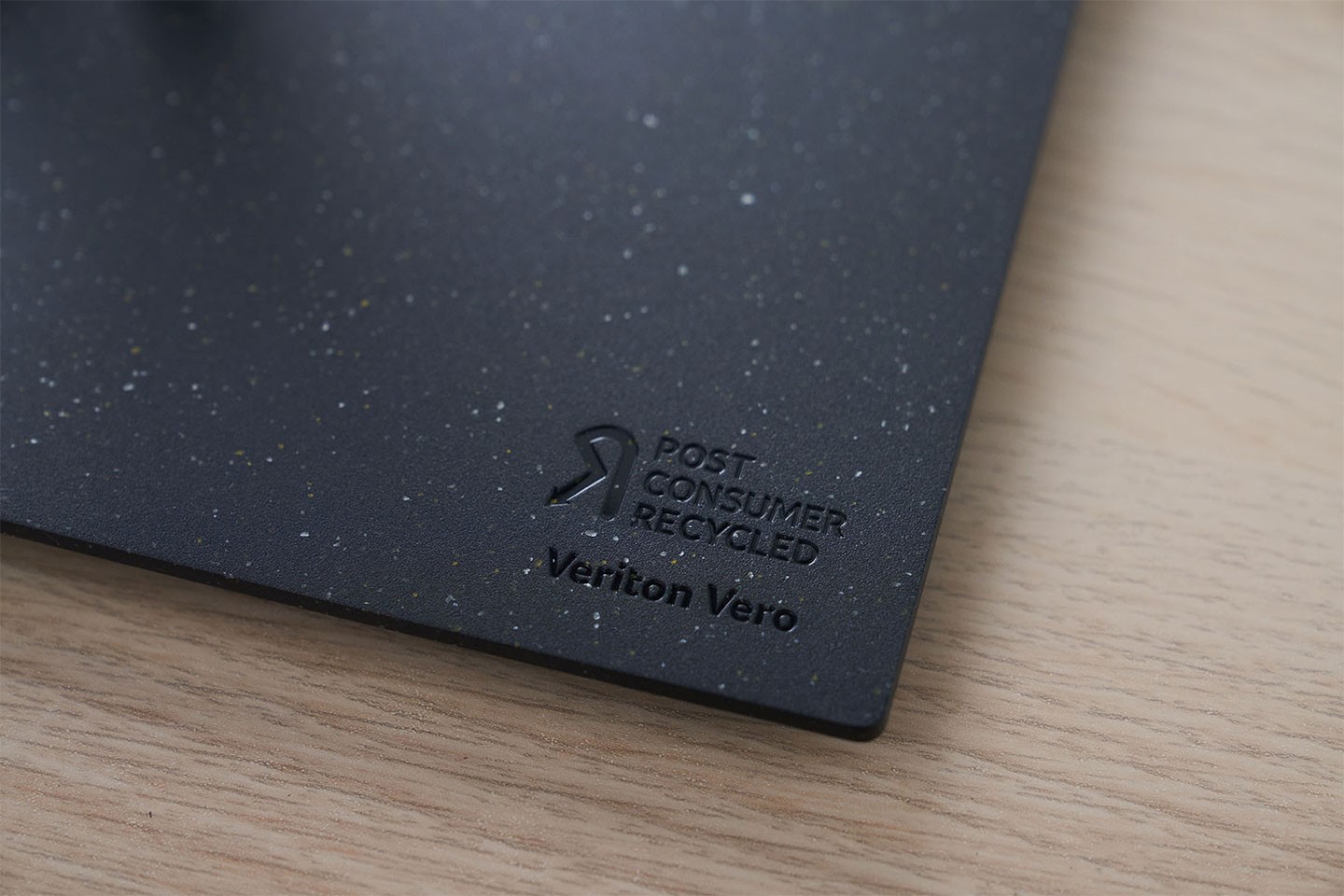 底座壓印了使用 PCR 材質的標誌以及 Veriton Vero 的產品系列名稱。