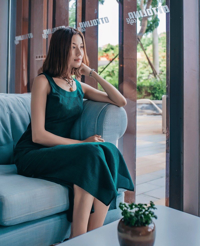 用簡約的裁剪、空氣感的設計、立體的結構，讓這款香云紗長裙及輕盈又有歷史感。 [Designer and Design concept] Three Fire, whose design concept