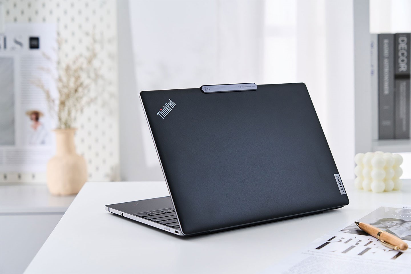 此次受測的 ThinkPad Z13 是北極灰款式，上蓋為霧面金屬材質，Lenovo 原廠也有另外販售上蓋為黑色可回收 PET 純素皮革材質的青銅色款式。