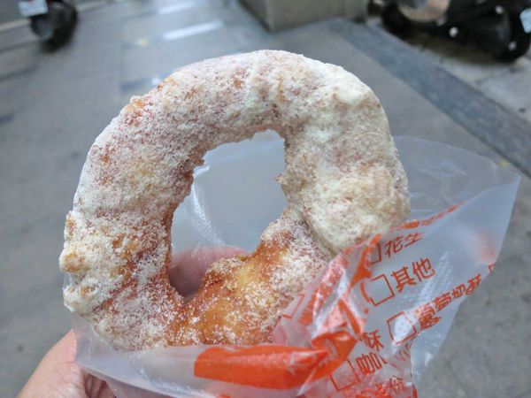 【台北美食】脆皮鮮奶甜甜圈-軟Q又帶有奶香味的脆皮甜甜圈 【台北美食】脆皮鮮奶甜甜圈-軟Q又帶有奶香味的脆皮甜甜圈