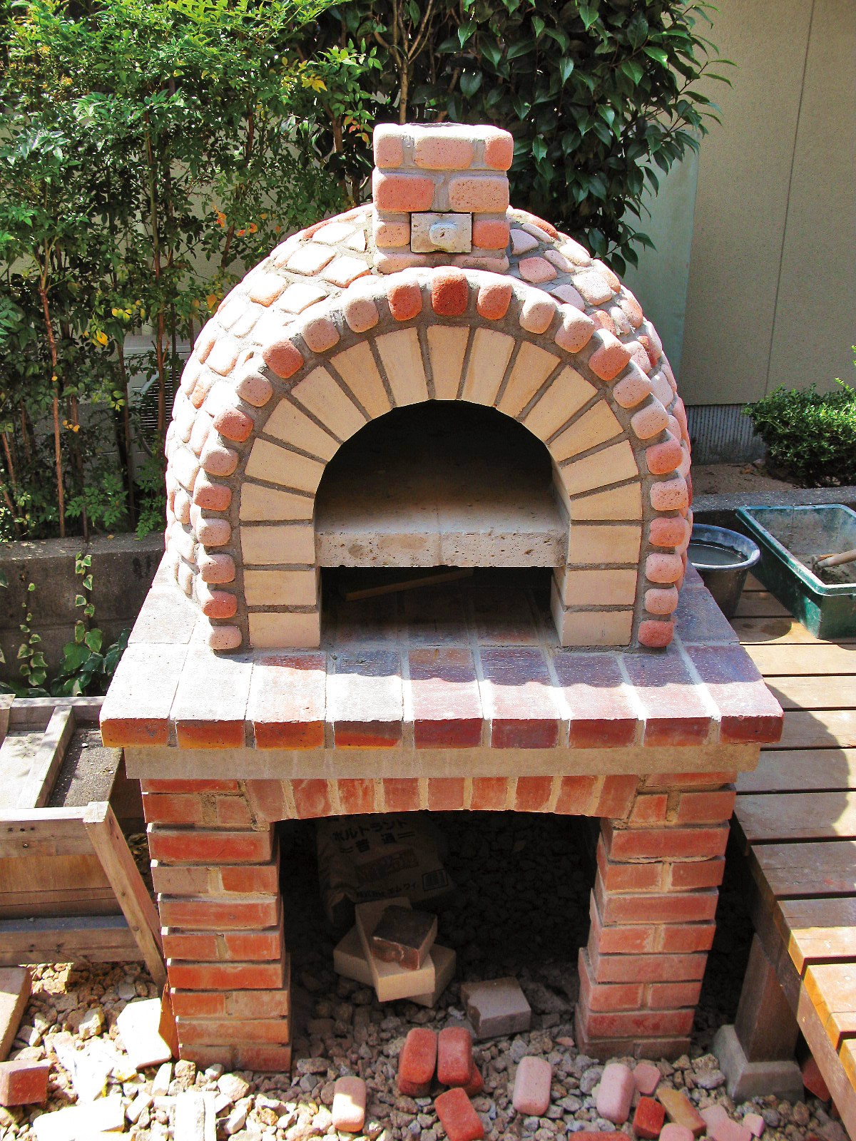 着脱可能な屋根つき！プチブリックで彩ったドーム型ピザ窯／DIYで