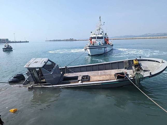 中國快艇非法越界闖入金門海域，拒檢逃逸時船上4人落水、2人死亡。(讀者提供)