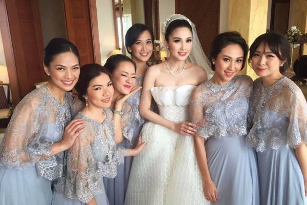 11 Inspirasi Seragam Bridesmaids Ala Seleb Yang Paling Curi