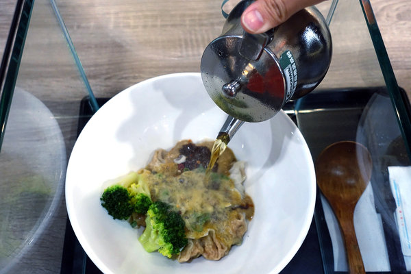 台灣郎正宗牛肉麵-松江南京站好吃牛肉麵，清燉/紅燒/蕃茄/咖哩牛肉麵、油潑抄手麵、手工水餃，中山區牛肉麵推薦(附台灣郎正宗牛肉麵菜單)