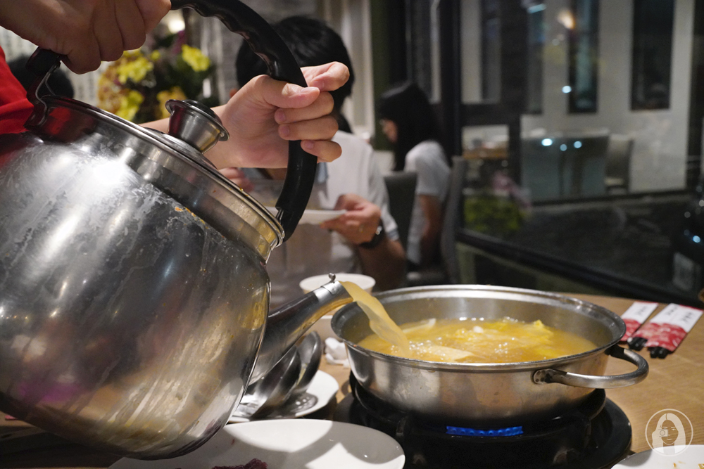 高雄.美食 牛老大涮牛肉二店食記，產地直送溫體牛就是威！鮮甜嫩掛保證，美味湯頭喝到見鍋底