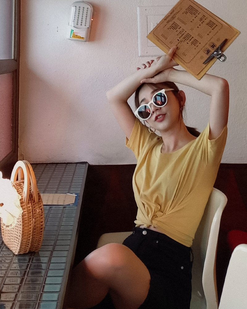 U領 商品長度/適中商品版型/適中商品厚薄/適中商品彈性/佳 *棉/麻為天然纖維的面料，因吸濕性較一般材質大，故洗滌後些微縮水屬正常現象。 *深色布料因穿著時接觸人體溫度及洗滌後有脫色及染劑移染狀況，