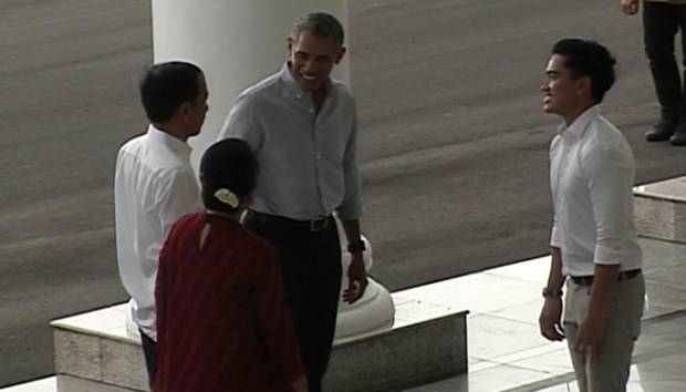 ™ Obama Acungkan Jempol ke Kaesang   Datang Sendiri ke Istana Bogor, 