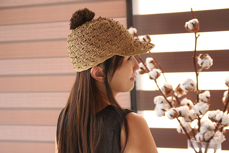 設計重點:1.手工拉菲草草編舒適透氣2.軟帽檐自然弧度修飾臉型3.大帽沿可遮陽，戶外出遊防曬必備4.可折疊好收納、方便攜帶
