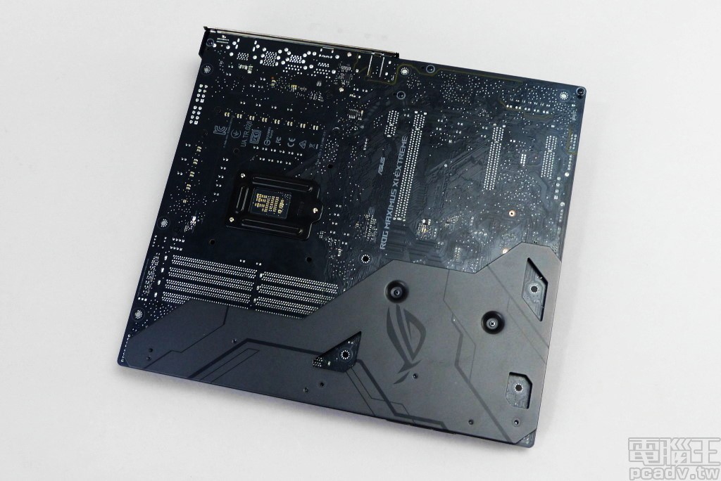 ROG Maximus XI Extreme 主機板背面部分區域加裝金屬背板，此外處理器插槽中央電路板也不再留有孔洞，無法讓玩家塞入測溫頭