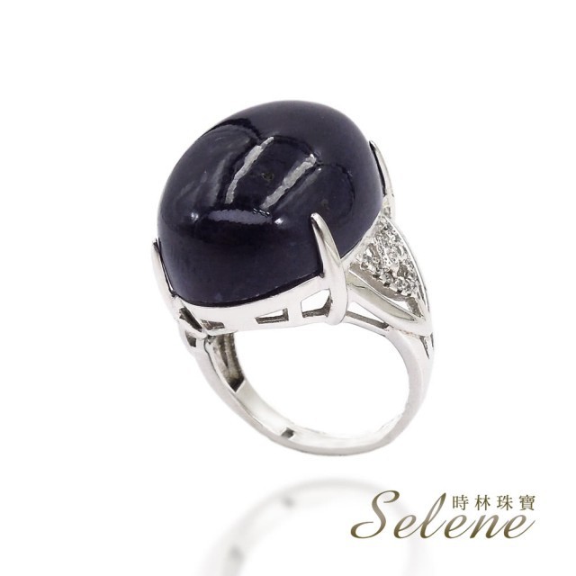珠寶級鑲工,厚度約8mm 【Selene】靜謐藍寶石銀戒(大克拉數) 品號：6234817 精選深藍色澤 配戴更顯得 貴氣凝人 寶石級大克拉數 商品規格 ◎內容：戒指x1 ◎主石：藍寶石 ◎配件材質：