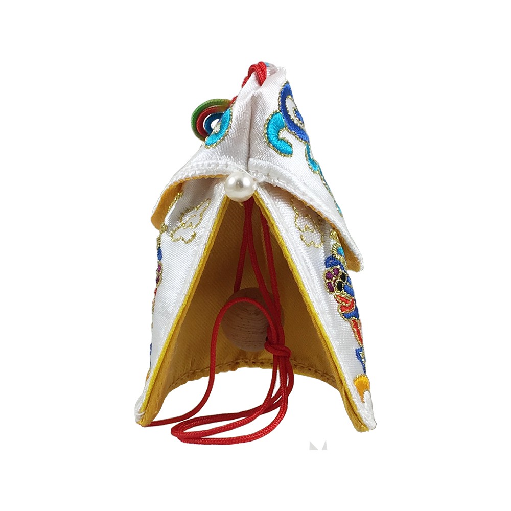 ＊產品特色精緻手工刺繡工藝，將傳統神明桌布或神明衣服刺繡工藝，延伸運用到文創小神衣，將神明加持過的香爐香包，視同神明隨身護佑般，用迷你小神衣保護起來，加上，施華洛世奇水晶珍珠，畫龍點睛，增加神衣時尚感