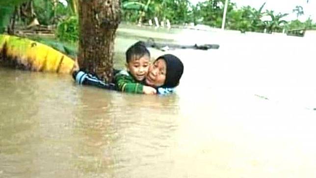 Terbawa Arus Banjir, Nenek Ini Selamatkan Cucunya dengan Pegangan Pada Pohon Hingga Akhirnya Meninggal