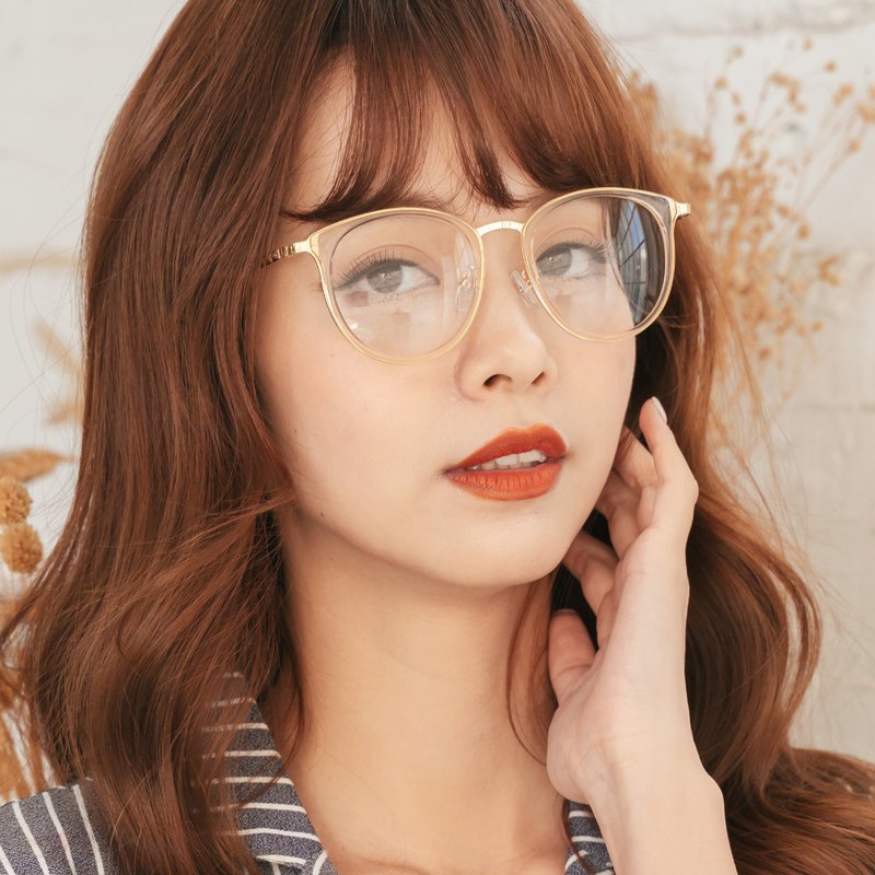 波士頓框架設計搭配簡約色彩，與金屬鏡腳做為點綴，輕盈的TR90材質，配戴輕盈無負擔，適合各種臉型，低調展現專屬個人的時尚品味 抗UV400有效降低強光，時尚又吸睛，附贈精美普魯士藍皮格紋手工禮盒、眼鏡