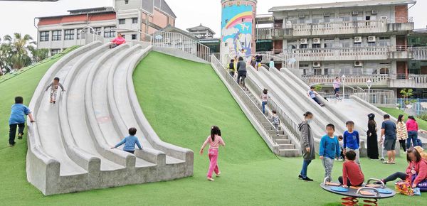 【台北景點】白雲公園-小孩愛不釋手，三種不同類型溜滑梯及多種盪鞦韆的特色公園