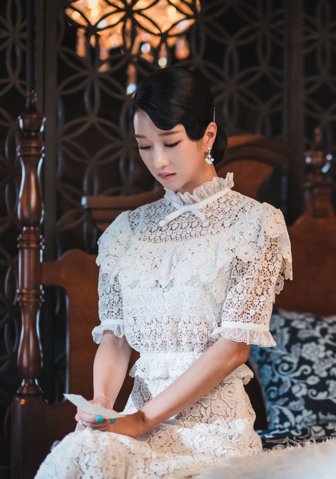 《雖然是精神病但沒關係》身世謎題推測1：《薔花紅蓮》暗示文英被「繼母」迫害