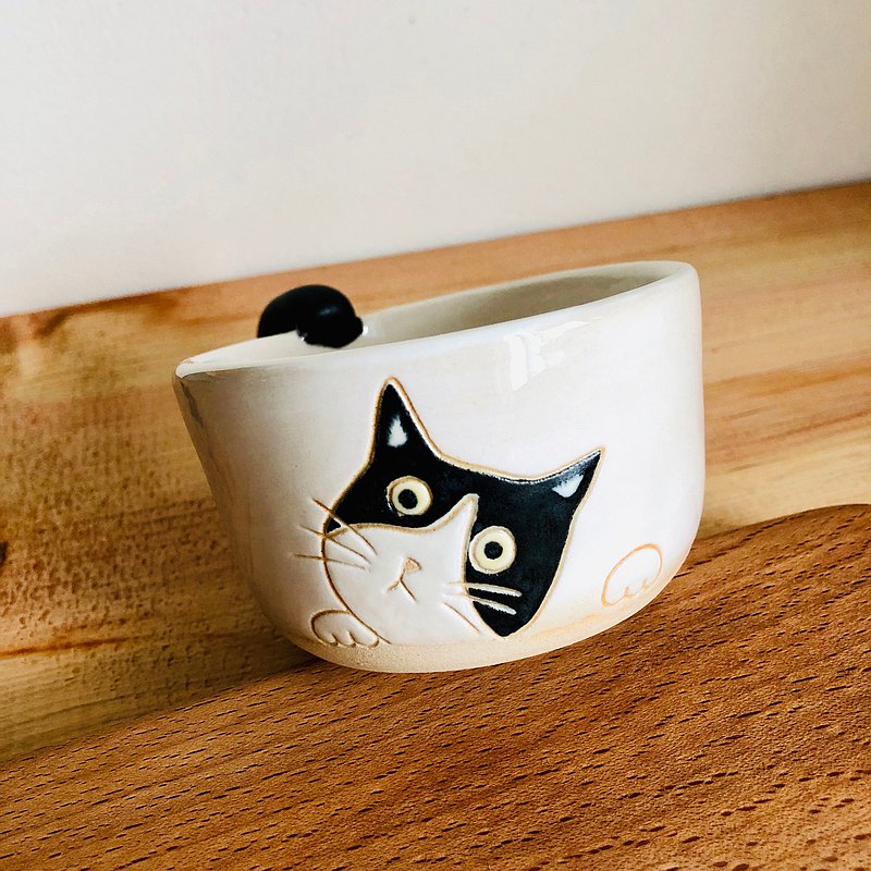 瞪大眼睛的賓士貓 探頭窺視 對世界萬物充滿好奇~ 手作咖啡杯、雕刻、彩繪 每一道過程都帶著喜悅與祝福 台灣手作陶瓷器 尺寸 / L11.5 x W8.5 x H5.5 cm 容量 / 150 ml