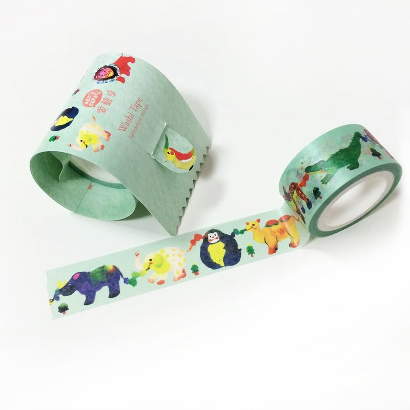 彩帶動物在小樹林裡遊行，帶著願望，期許這片土地永遠綠油油地。 Take a stroll through the forest with ribbon animals as they carry th