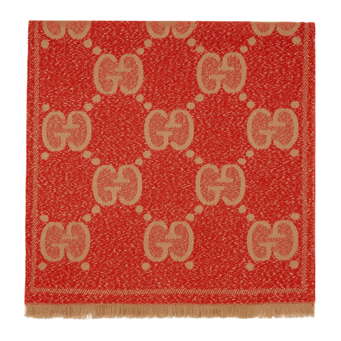 红色矩形围巾，采用羊毛混纺针织面料。· 末端黄褐色流苏细节· 表面黄褐色和金色金属感提花徽标梭织图案· 尺寸约为：长 194cm x 宽 45.5cm供应商配色：Flame/Beige