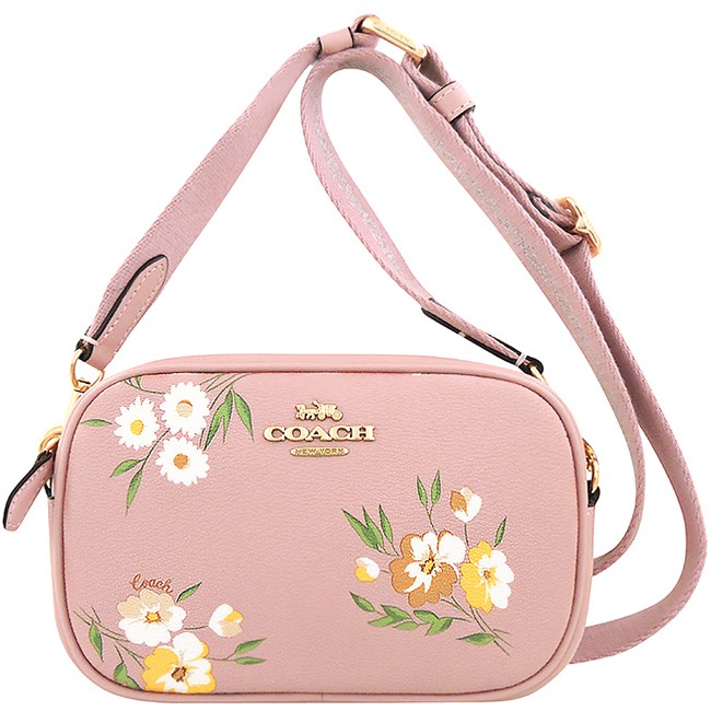 ★花朵圖樣PVC搭配精緻車縫線設計★可收納iPhone8 Plus或其他同尺寸裸機★正面以一立體馬車LOGO飾牌妝點★附一可拆背帶，可肩背或斜背使用★另有一可拆皮帶，可當腰包使用COACH TSD D