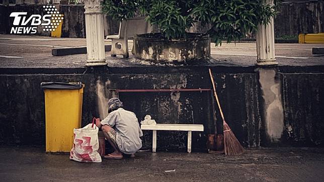 拾荒爺爺撿路邊的髒口罩戴，令人不捨。(示意圖/TVBS)