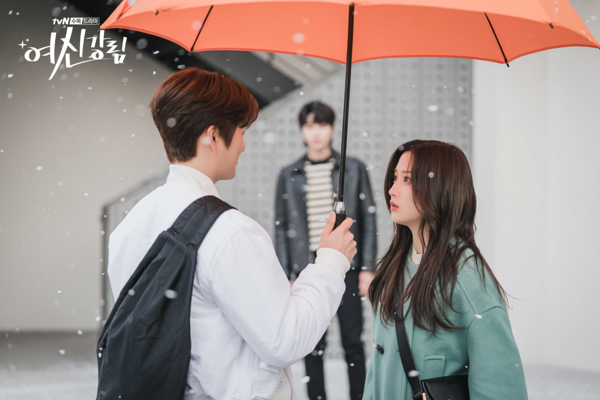 《女神降臨》文佳煐/任朱靜 同款包1：JOY GRYSON 翻蓋半月包， ₩358,000（約NT.9150）