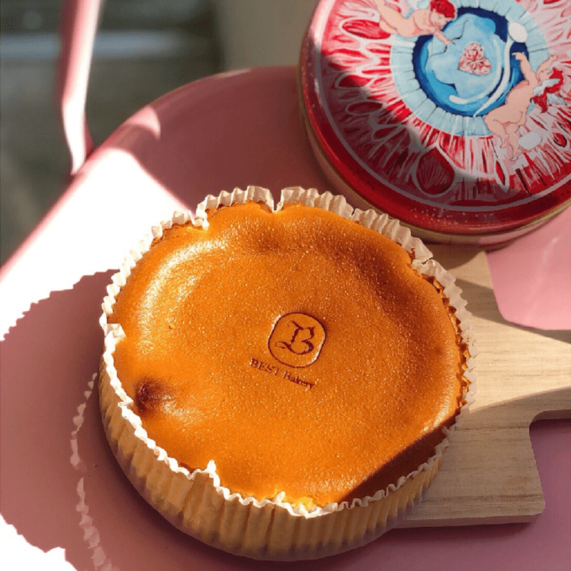 貝式特費城凹乳酪蛋糕，使用新鮮起司和牛乳等嚴選材料，細緻綿密的口感，內層濃厚的乳酪蛋糕，大大的滿足，大大的享受，絕對是午後下午茶的必備甜點，邀請起司控的您一起來品嚐，這絕妙的好滋味。