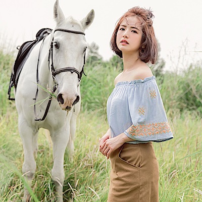 iMODA STAR-臧芮軒。刺繡圖騰圓領/一字領寬袖涼感上衣