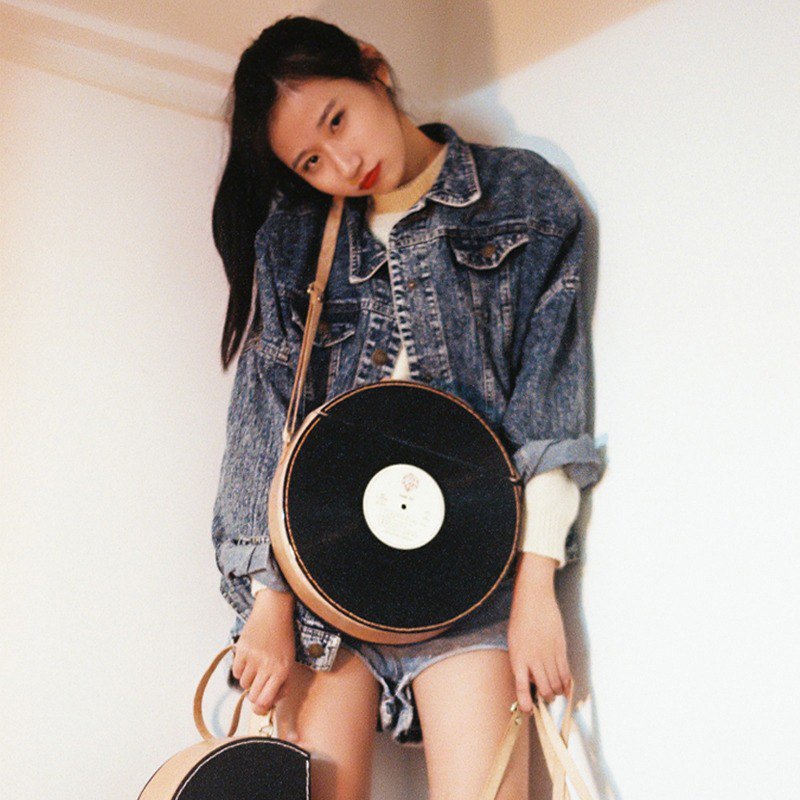 品牌/Brand ◾栗子先生/LIZSUNG 產品/Product ◾SUNG系列 12寸圓滾滾 牛皮本色 重量/Weight ◾750g 材質/Material ◾正反面 黑膠唱片 側面/肩帶 進口