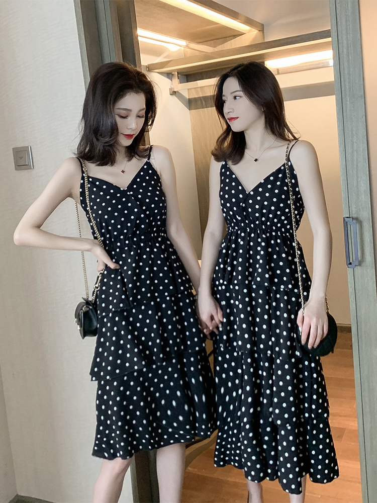 很仙法國小眾連衣裙女夏2019新款流行中長款收腰波點閨蜜裝吊帶裙