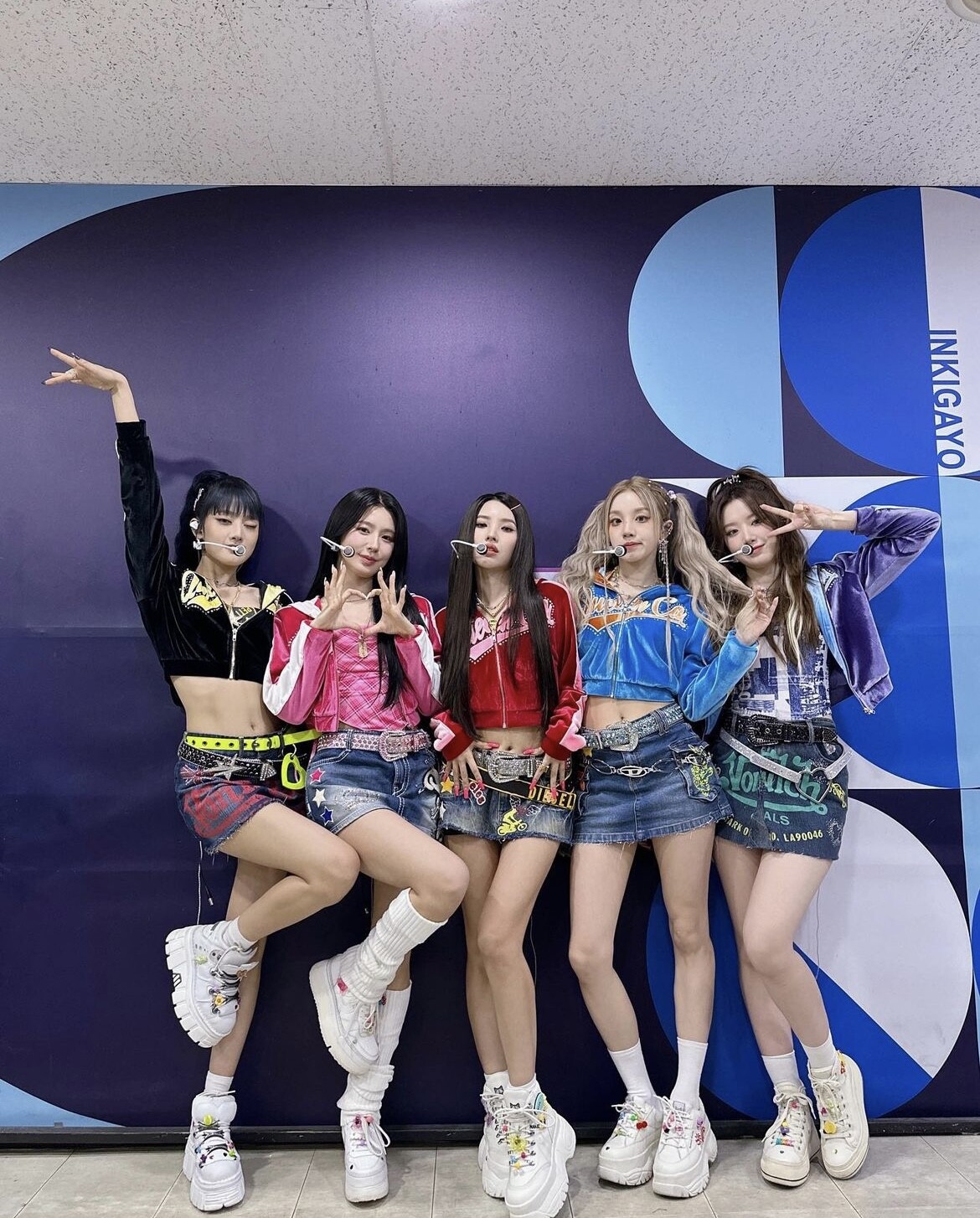 你離時尚只差一個皮帶！女團打歌都在穿的Y2K低腰皮帶時尚、辣妹必備美式復古大logo