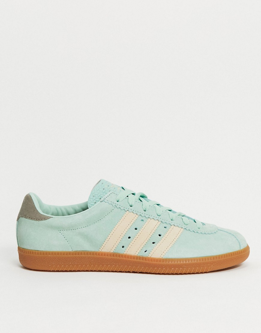 Trainers by adidas Switch up your rotation Low-profile design Lace-up fastening Padded cuff Signatur