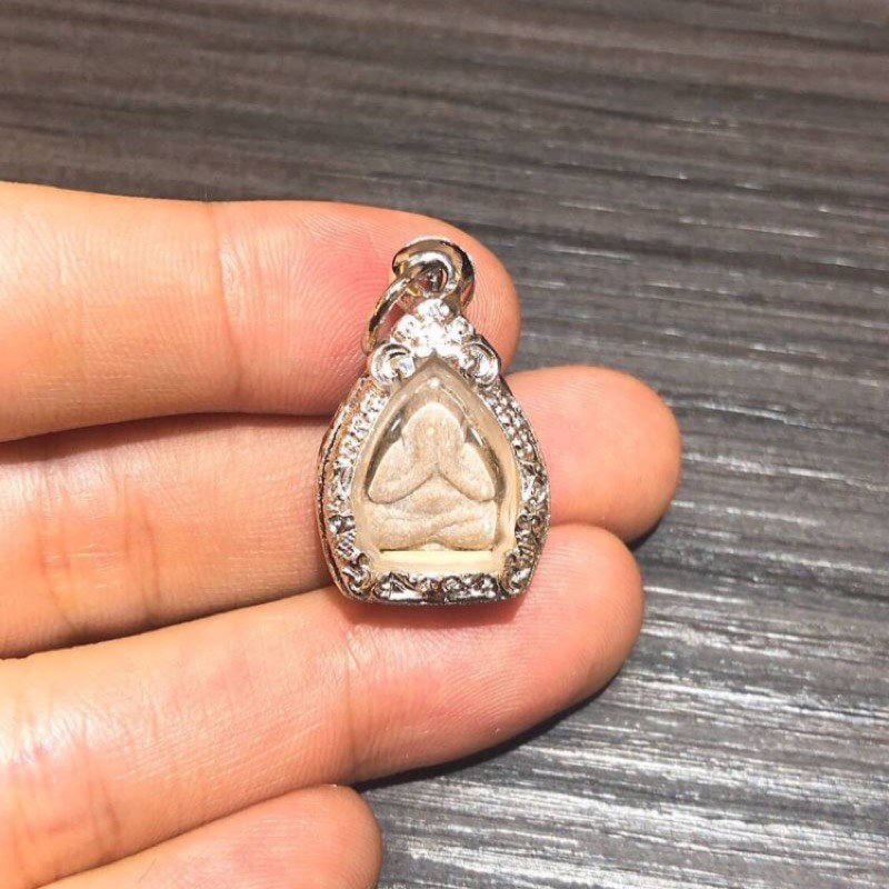 龍普習 2517 一期馬哈臘納咪超級好運 神蹟掩面必打 精巧迷你尺寸 完美品項 符印完整 此尊必打佛的原料主要是用阿贊多大師製造佛牌的四大元素法門煉製的聖粉混合了108種藥草花粉經過龍普習大師長時間加