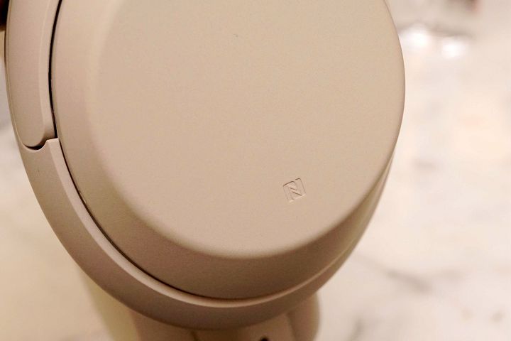 耳罩上的 NFC 無線感應處改以立體的陰雕設計，維持整體的簡潔感。