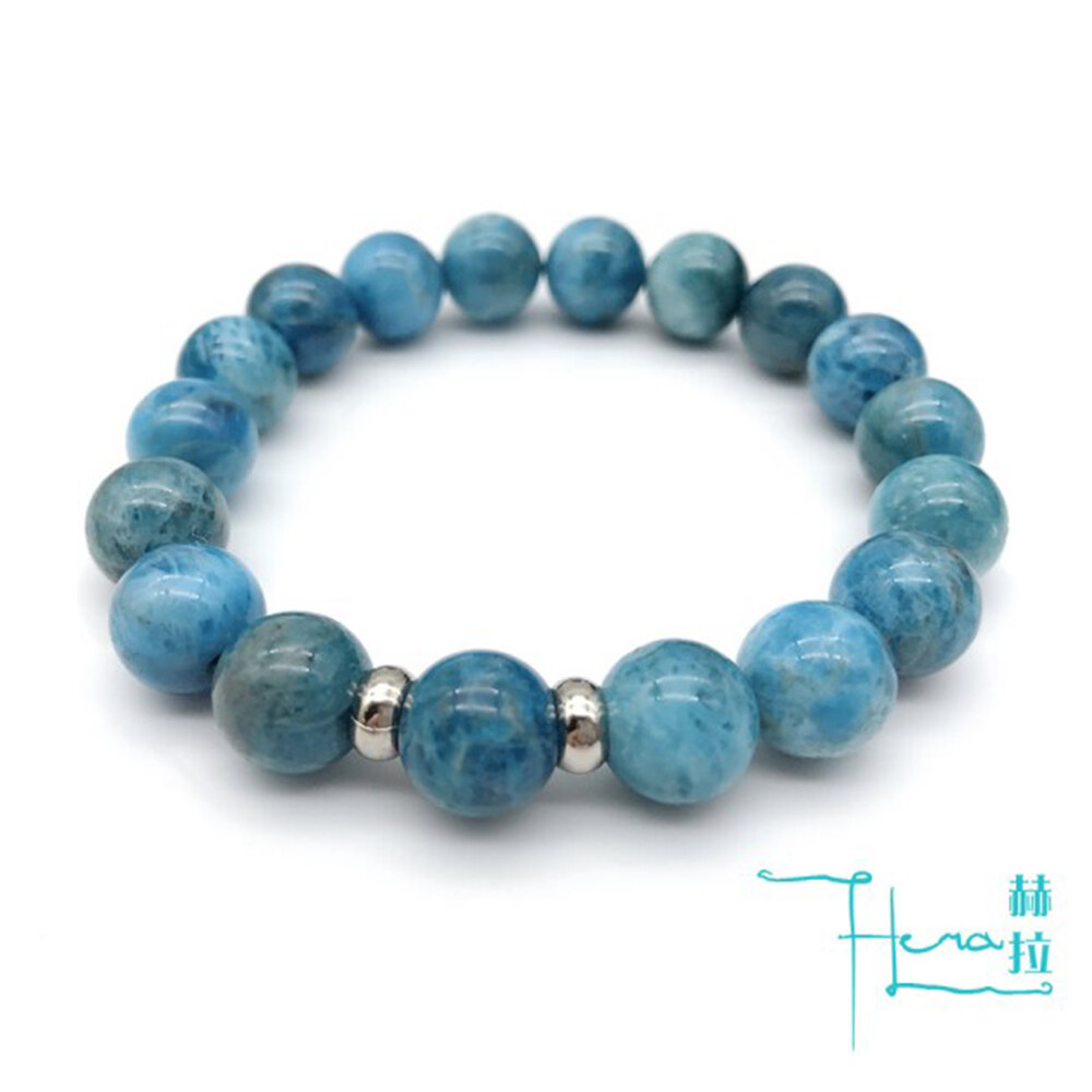 但磷灰石一旦被研磨成寶石，會具有強烈的光彩，有多種顏色。 晶體為帶有六面柱形晶體，有少部份質優者會有纖維質，更會產生貓眼效應。 磷灰石對於骨質疏鬆症的患者有強化骨骼改善體質的效果， 也有助去水腫及減肥