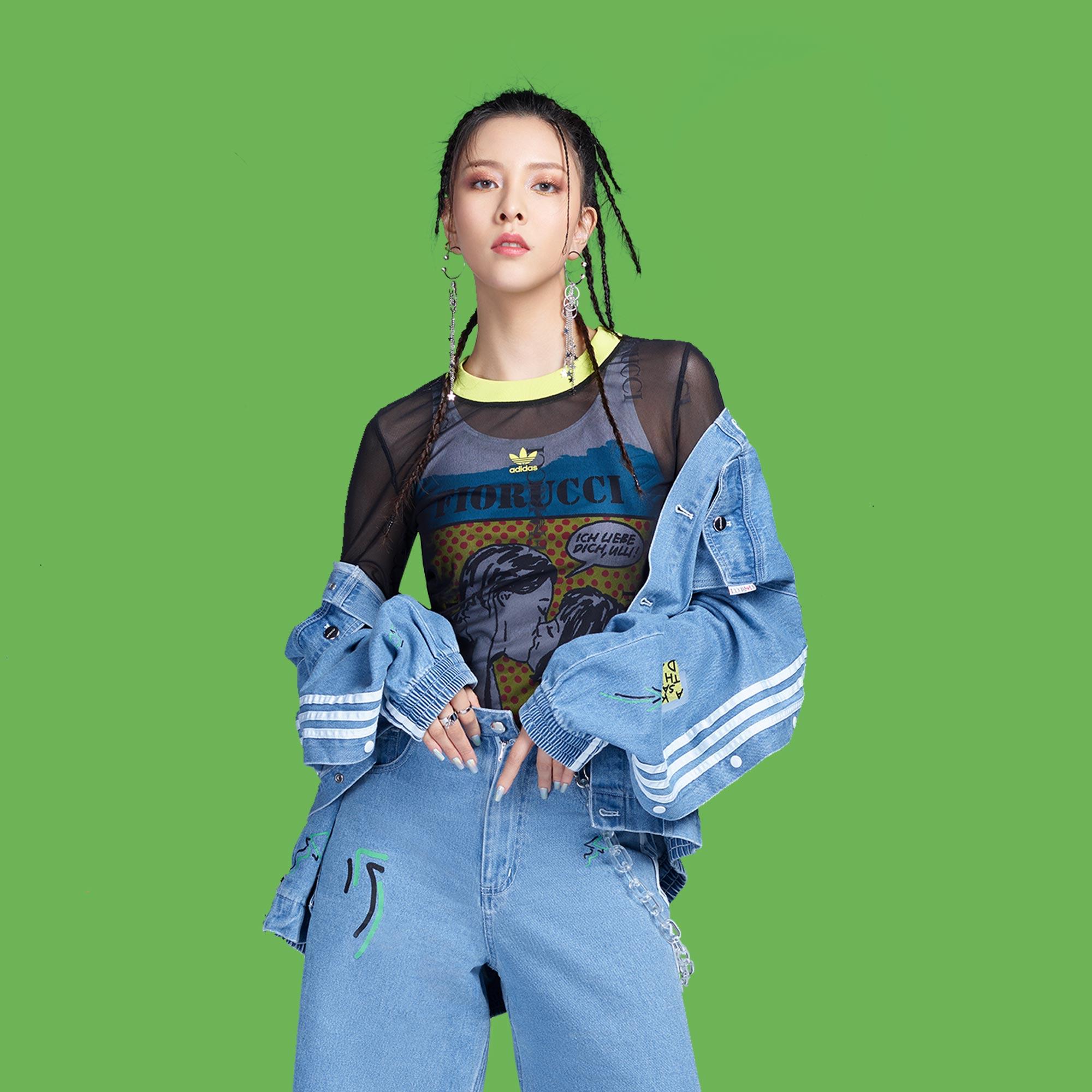 結合 Fiorucci 甜美風格和 adidas 經典元素的丹寧外套