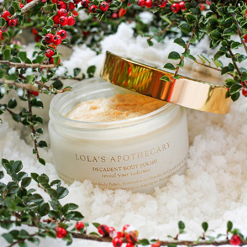 無暇光滑的體膚保濕秘密 喜馬拉雅水晶鹽與未精煉蔗糖去除老廢角質、為肌膚拋光；CO2 萃取最高純度玫瑰果油、乳油木果油與椰油的高度修復力，則能充分滋養、保護新生肌膚。