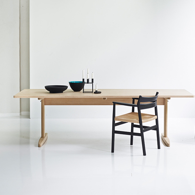 飛入尋常百姓家面對 40、50 年代戰後緊縮政策，經濟終於好轉的時刻，丹麥四大巨匠最年輕的 Borge Mogensen 認為好的家具不應僅有少數人品賞，與消費者合作社聯合協會(FDB)一合作就是 8