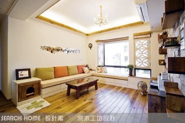 鄉村風也能有貓砂盆收納，利用木色門片添增風格元素！鄰近沙發讓主人與貓能多親近！