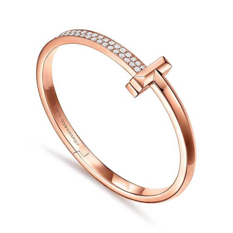 TIFFANY & CO.「Tiffany T1系列」，18K玫瑰金鑲鑽寬版手環╱600,000元。（圖╱TIFFANY & CO.提供）