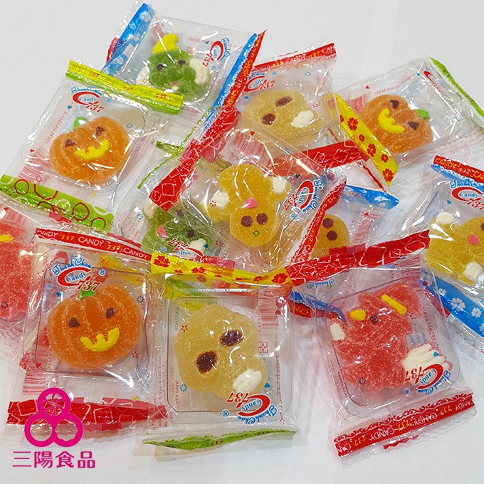 萬聖Q皮糖外層糖粒閃亮亮，還有多款萬聖節應景造型：南瓜、骷髏頭、巫婆、鬼魂，可愛又好玩~商品規格：每包160g±5% (約35小包)保存方式：如未食用完請將夾鍊袋夾緊，置放於陰涼處避免潮濕、高溫、日曬