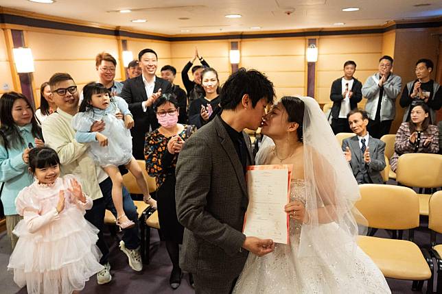 情人節2024｜今日有180對新人登記結婚，陳生陳太相識了一年，就決定「拉埋天窗」。(林靄怡攝)