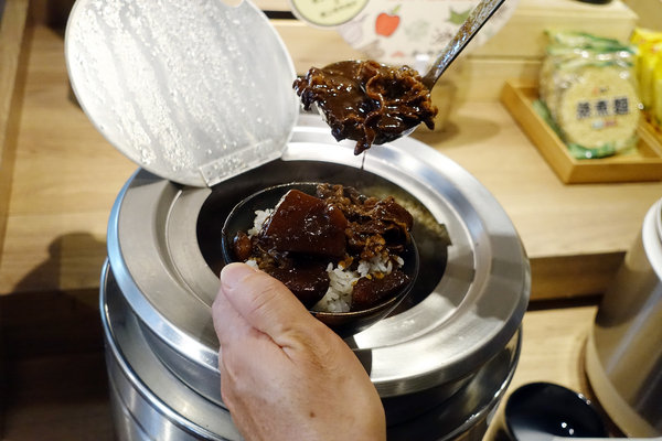 和牛涮日式鍋物放題台北忠孝東店(菜單價位、訂位、生日優惠、小孩收費)，聚餐或一個人都能享用的超值和牛三吃