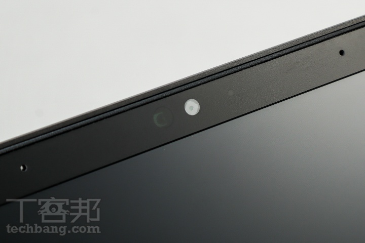 Stealth GS66 的螢幕採窄邊框設計，有效擴大玩家遊戲時的視野；正面的 Webcam 具備紅外線功能，不過畫質僅有 720p 等級，還算堪用。