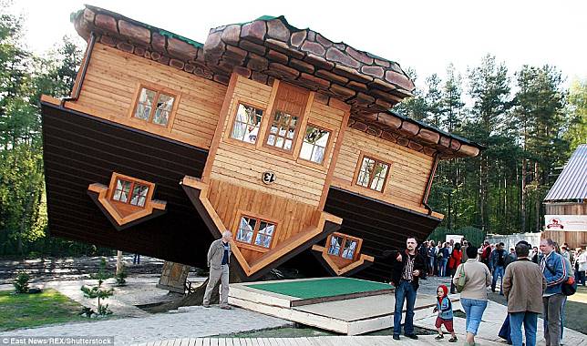 Deretan Rumah Terbalik dari Beberapa Negara Ini Bisa Bikin Kamu Bingung, Ada yang Jatuh dari Langit!